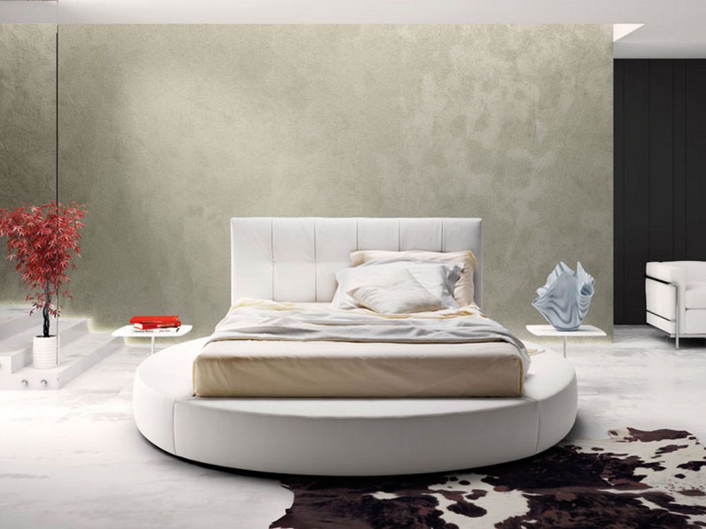 تخت خواب گرد دو نفره مدرن و سفید که برای ایجاد فنگ شویی خوب در اتاق خوابی لوکس قرار داده شده است